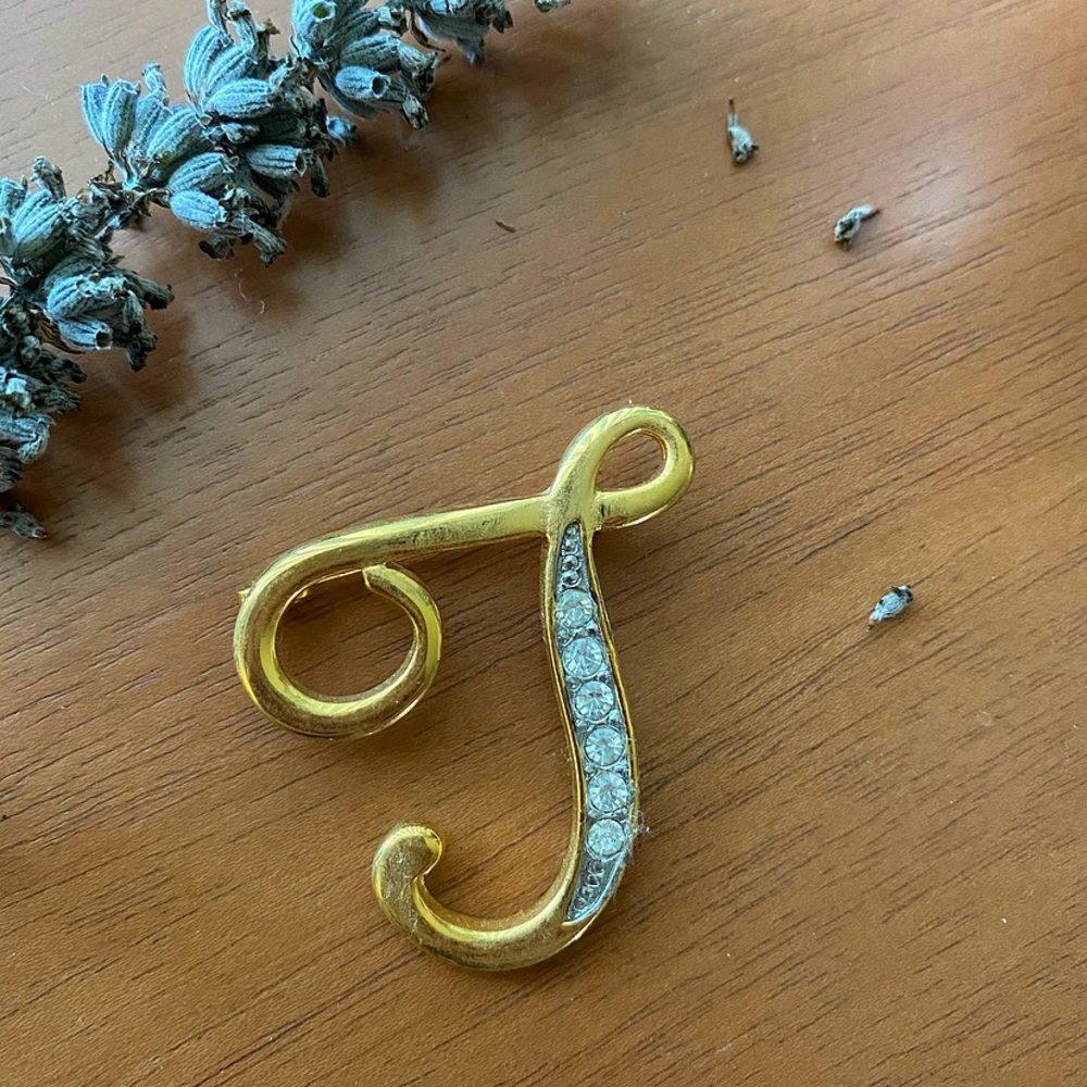 “T” Monogram Pin ✨ VINTAGE